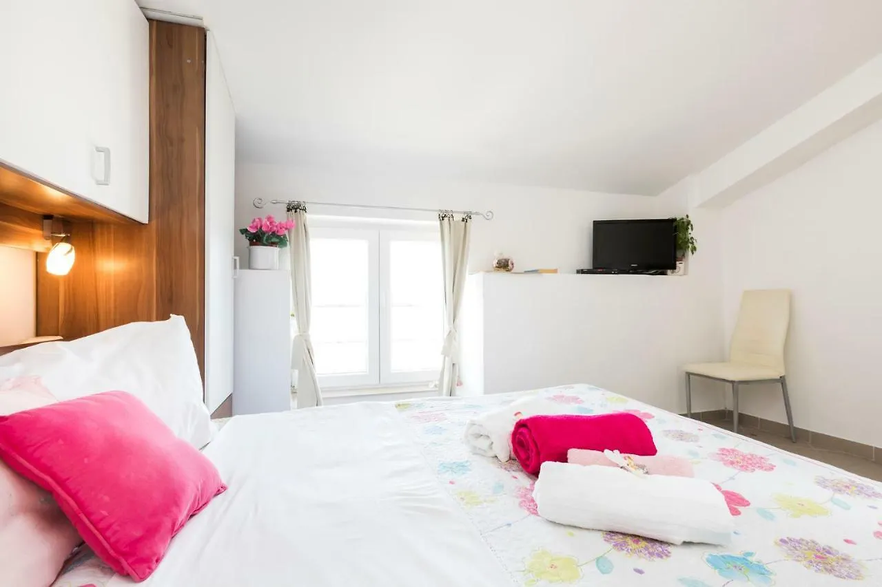 Apartments&rooms Roberto B. Valun Appartamento