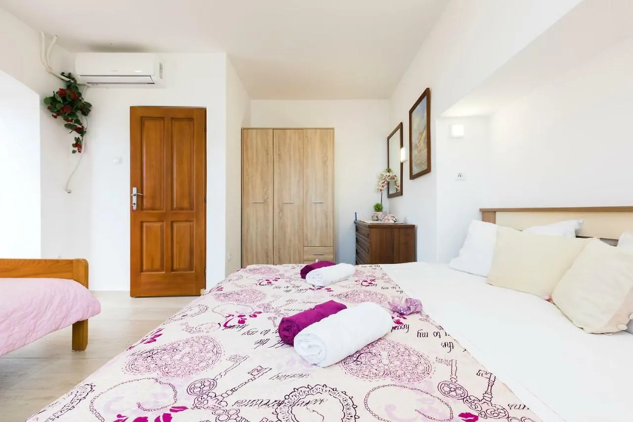 Apartments And Rooms Roberto B. Valun