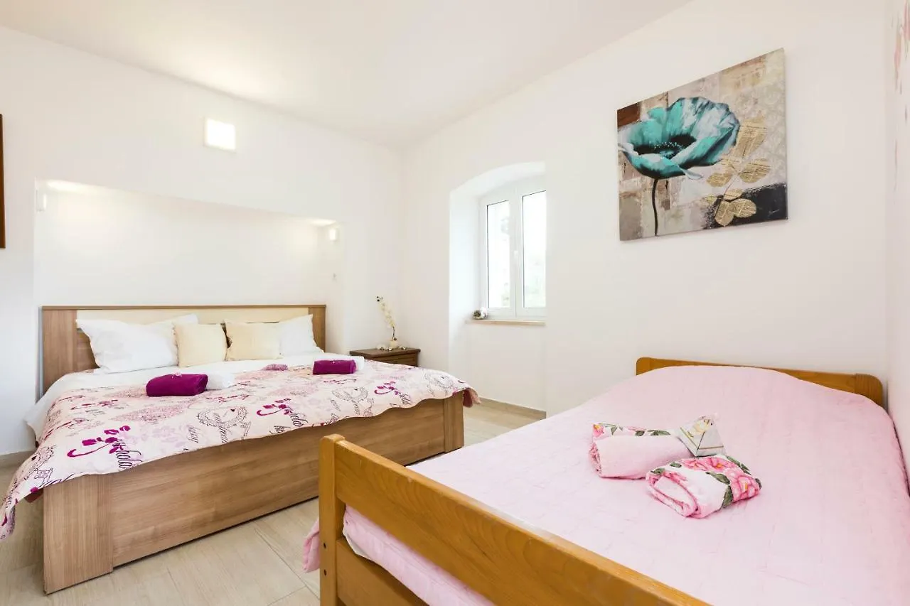 Apartments&rooms Roberto B. Valun