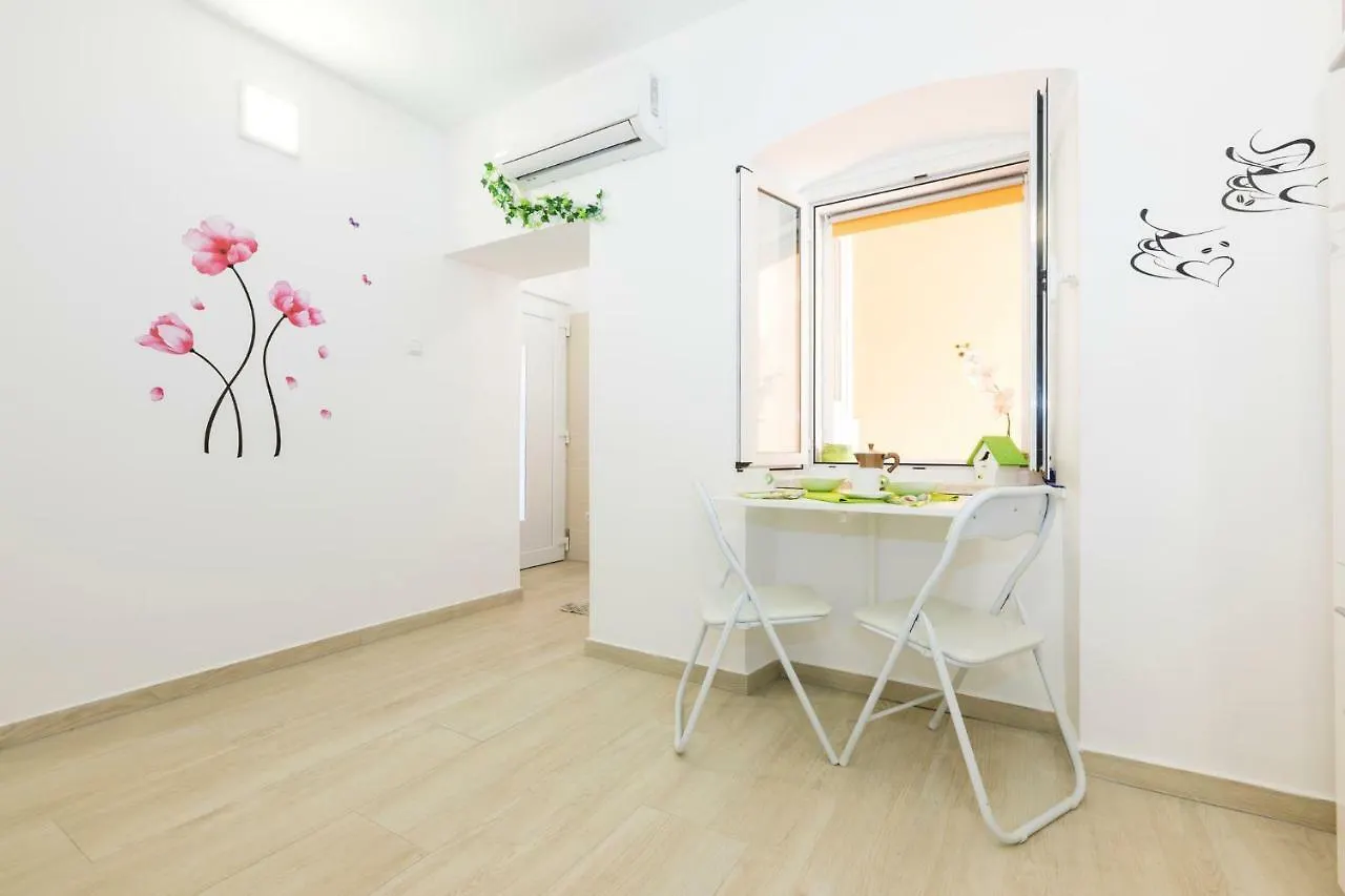 Apartments And Rooms Roberto B. Valun 0*,  Kroatien