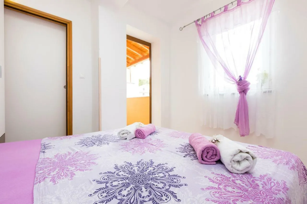 Apartments&rooms Roberto B. Valun 0*,  Croazia
