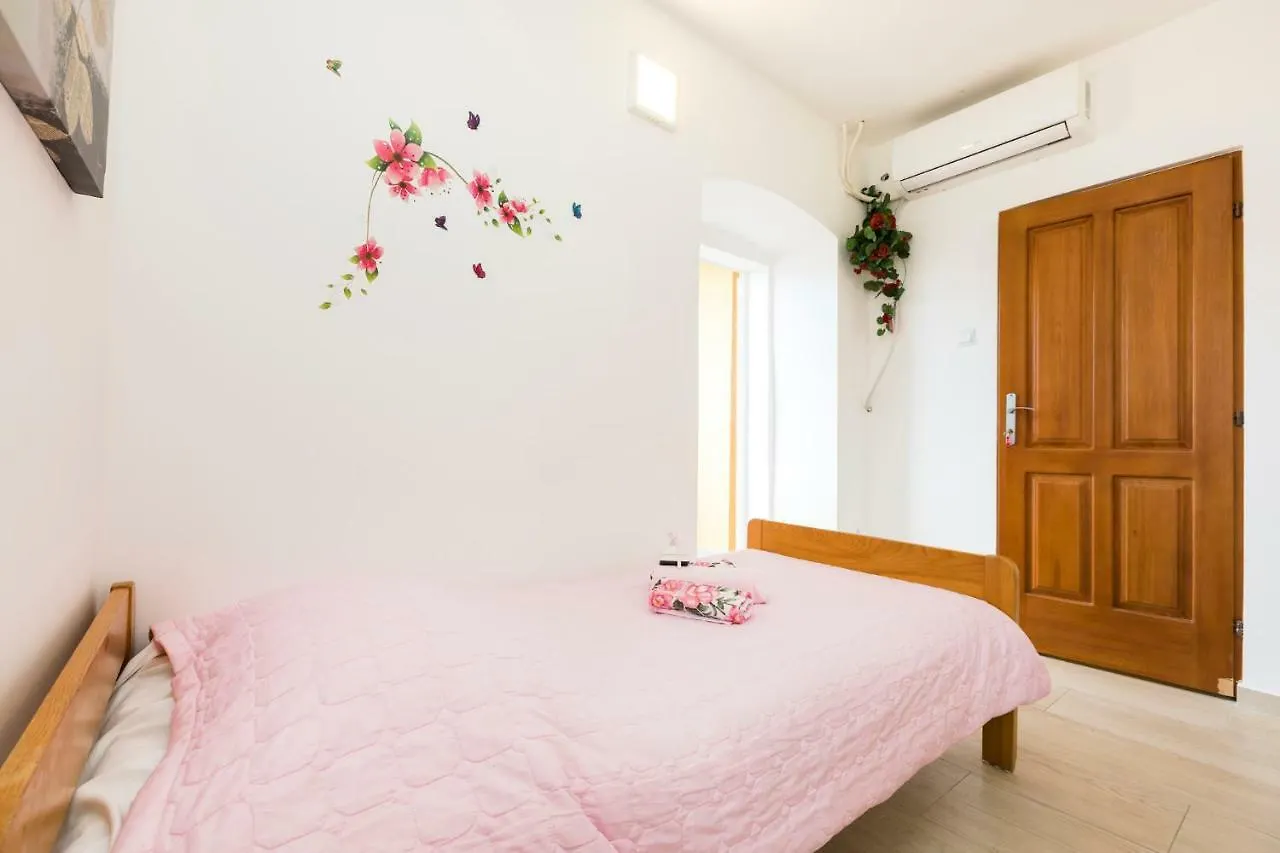 Apartments And Rooms Roberto B. Valun Kroatien