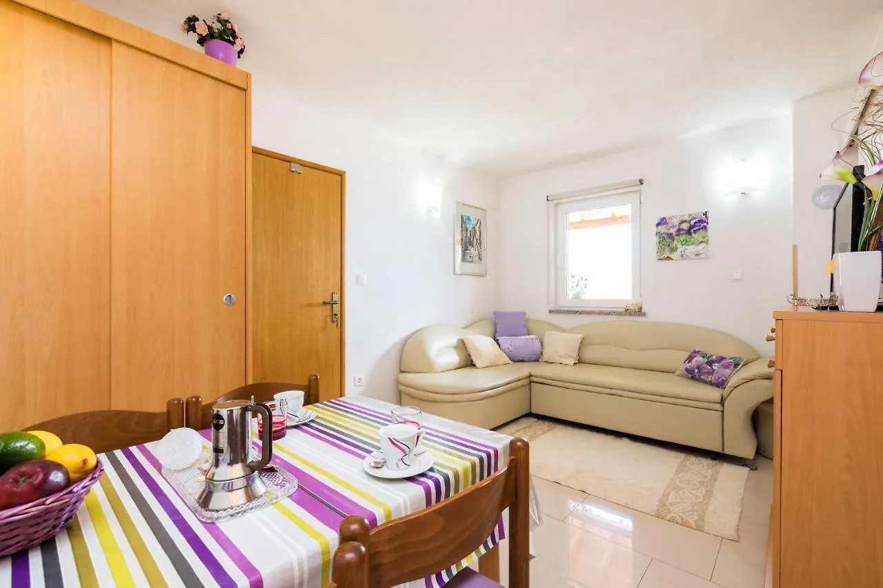 Apartments&rooms Roberto B. Valun Appartamento
