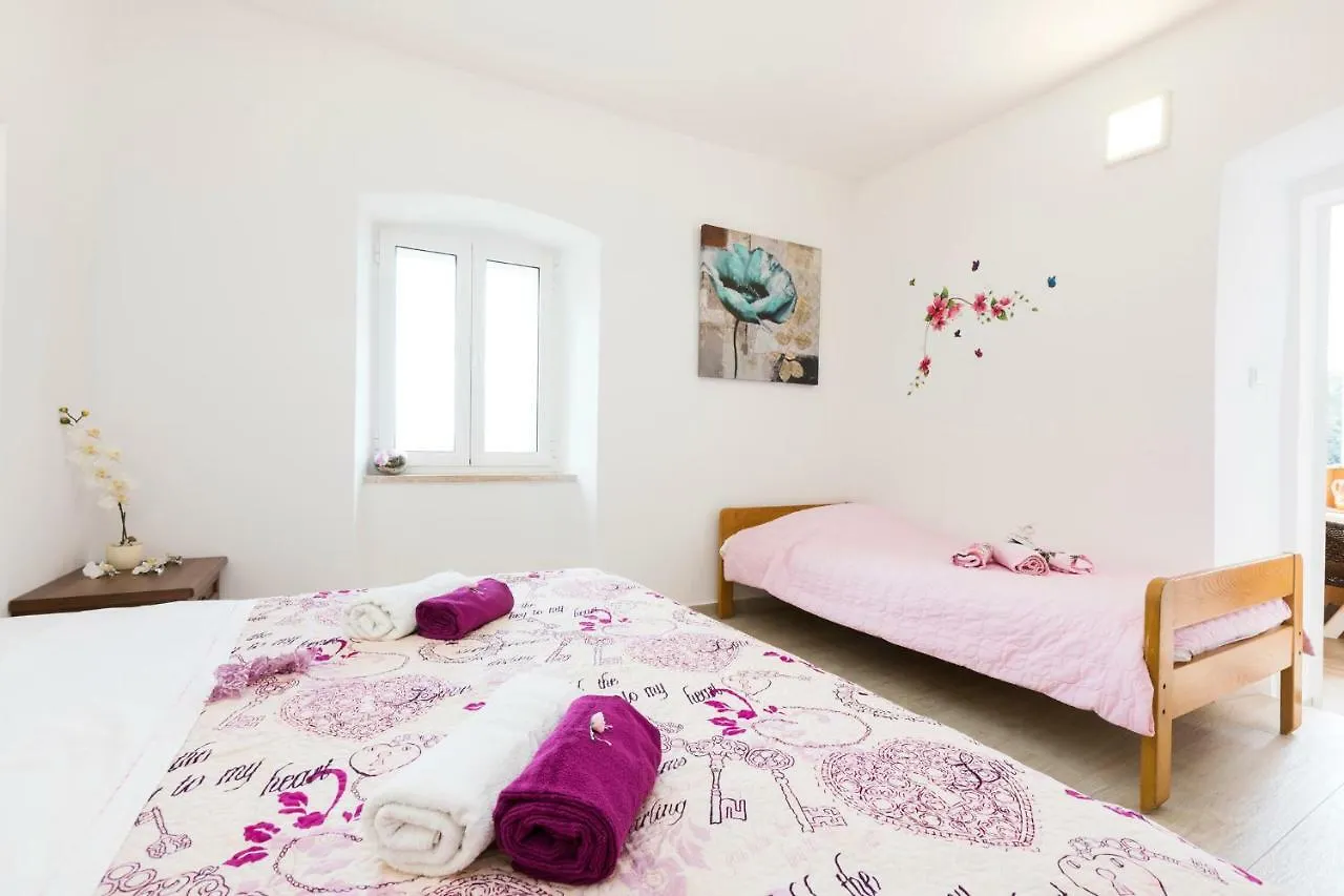 Apartments And Rooms Roberto B. Valun